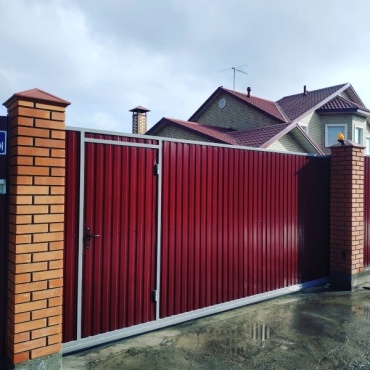 Откатные ворота с калиткой красные 3500x2250